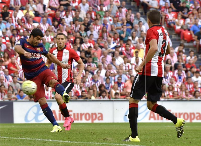 El delantero uruguayo del Barcelona Luis Suárez consigue el primer gol de su equipo en el partido ante el Athletic Club de la . EFE