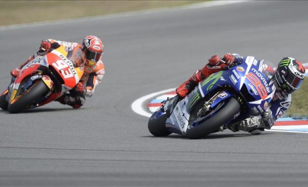 El español Jorge Lorenzo (Yamaha YZR M 1) (derecha) y Marc Márquez (Repsol Honda RC 213 V) toman una curva en el Gran Premio de la República Checa de MotoGP EFE