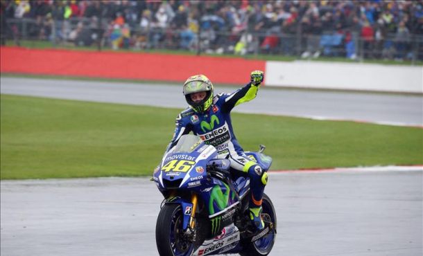 El italiano Valentino Rossi (Yamaha YZR M 1) sumó su cuarta victoria de la temporada al imponerse en el Gran Premio de Gran Bretaña de MotoGP  EFE