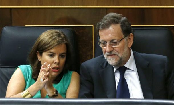 El presidente del Gobierno, Mariano Rajoy (d), y la vicepresidenta, Soraya Sáenz de Santamaría (i), EFE