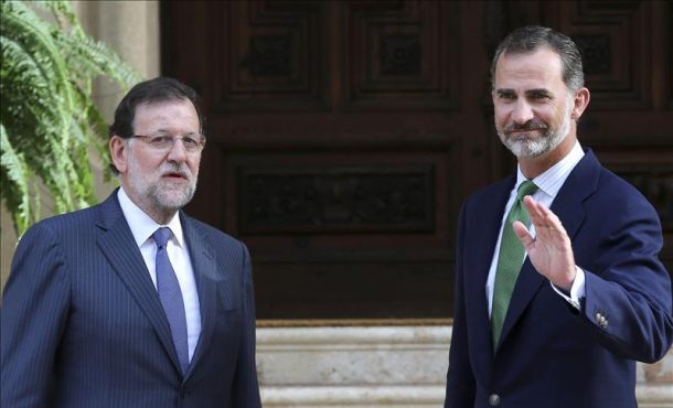 El rey Felipe VI saluda junto al presidente del Gobierno, Mariano Rajoy , hoy al Palacio de Marivent, en Palma de Mallorca, donde se han reunido en el único despacho que ambos EFE