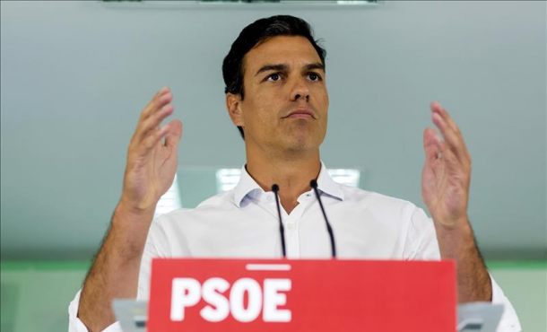 El secretario general del PSOE, Pedro Sánchez, atiende a los medios en la sede del partido durante su visita a Málaga. EFE