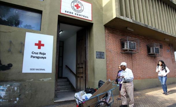 Fotografía de la entrada a la sede nacional de la Cruz Roja Paraguaya donde está internada la niña de 11 años embarazada, el 12 de mayo de 2015, en Asunción (Paraguay). EFE