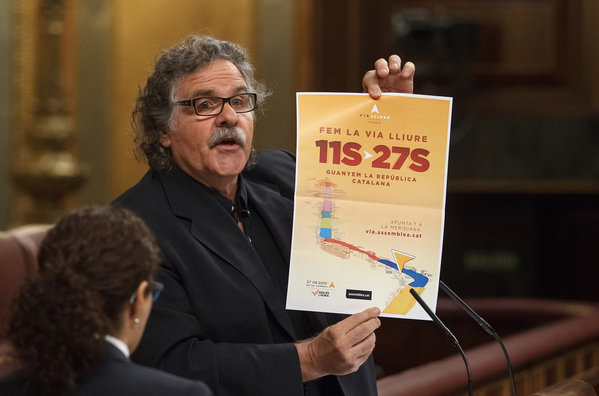 Joan Tardà desde el atril del Congreso de los Diputados con un cartel de la 'Vía Libre'. Dani Duch