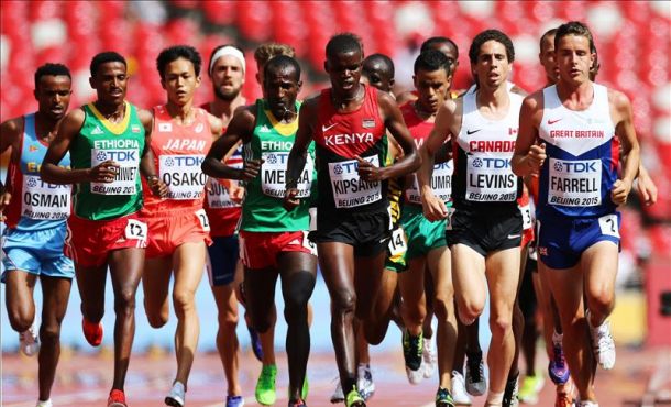 Un grupo de atletas compite en los 5000 metros masculinos en los Mundiales de Atletismo de Pekín 2015, que se realizan en el estadio Nido de Pájaro en Pekín (China). EFE