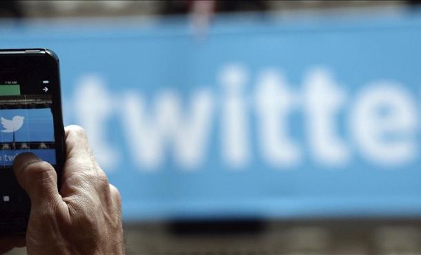 Un hombre fotografía el logo de Twitter en Nueva York (Estados Unidos). Foto archivo. Efe