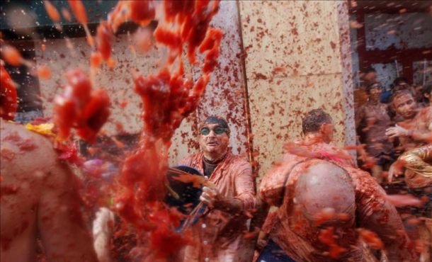 Vista general de la Tomatina en la calle principal de la localidad valenciana de Buñol que celebra el 70 aniversario de su tradicional fiesta, EFe