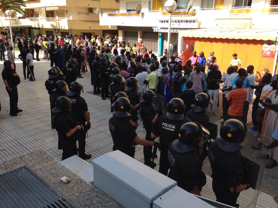 concentracion-ante-lugar-donde-muerto-senegales-salou-que-huia-una-operacion-contra-top-manta- ANC