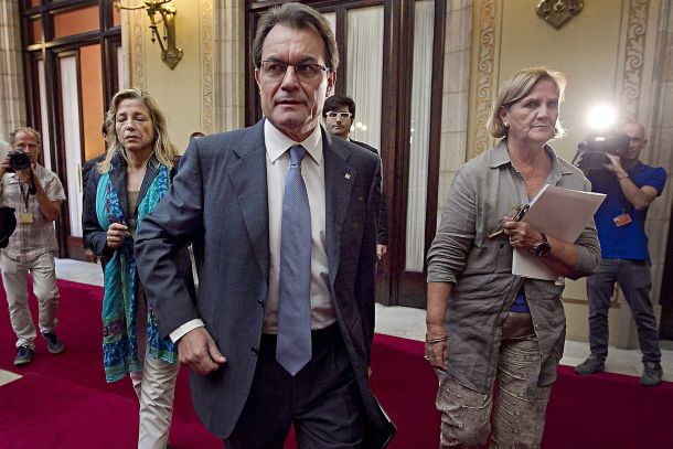 el presidente catalán, Artur Mas Gavarró (centro) después de su comparecencia en la comisión de asuntos institucionales el pasado mes de julio de 2013,caso Palau.