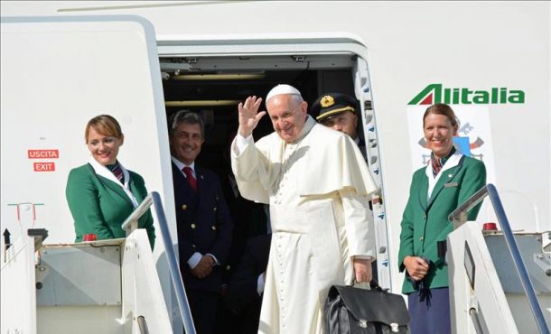 El Papa Francisco, al subir al avión desde el aeropeurto de Fiunicino camino de Cuba. EFE