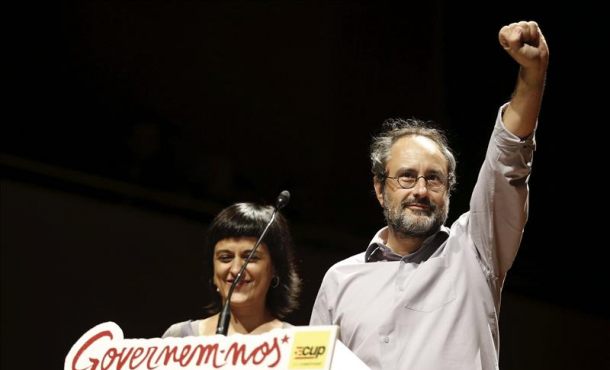 El cabeza de lista de la CUP Antonio Baños junto a la número dos, Anna Gabriel, durante el acto central de la formación de cara a las eleccciones del 27S, hoy en Barcelona. EFE