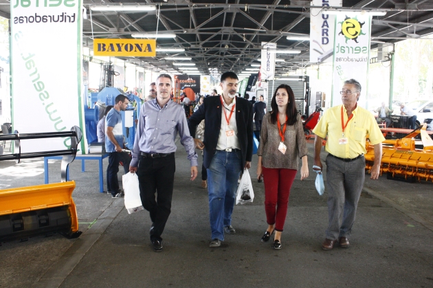 El candidato de Ciudadanos por Lérida, Jorge Soler (i) y miembro de su partido durante la visita hoy en Lérida.