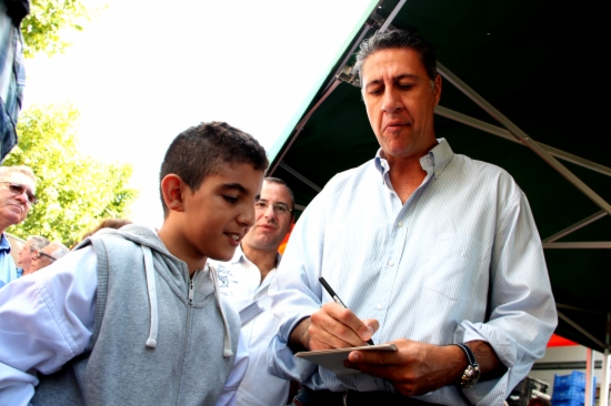 El candidato del PP al 27-s, Xavier Garcia Albiol, con un joven inmigrante latino. Foto ACN