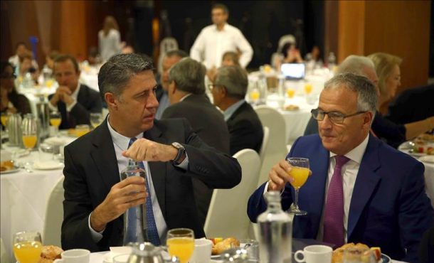 El candidato del PPC al 27s, Xavier García Albiol (i), junto al presidente de la asociación Empresarios de Cataluña, Josep Bou (d),