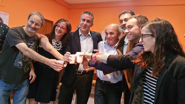 El líder de Ciudadanos (C’s) Lérida y candidato de Ciudadanos al 27s, Jorge Soler (c) celebrando la victoria de C's