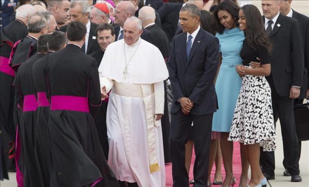 El papa Francisco (c) acompañado de la familia presidencial estadounidense. EFE
