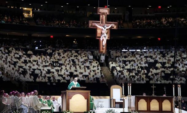 El papa Francisco fue registrado este viernes durante la homilía de una misa en el Madison Square Garden de New York, en desarrollo de su visita a Estados Unidos. EFE