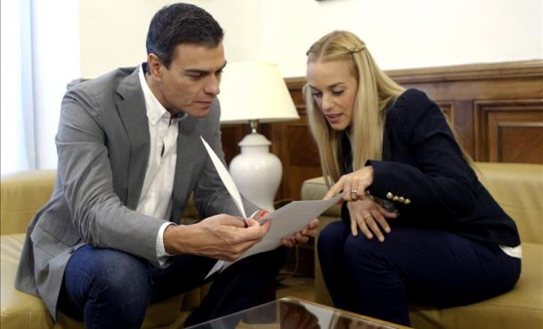 El secretario general del PSOE, Pedro Sánchez, ha recibido hoy en el Congreso a Lilian Tintori,