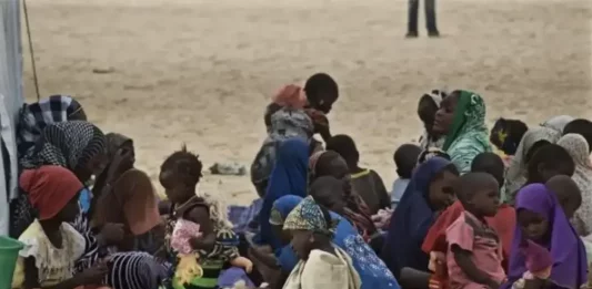 FOTOGRAFÍA. DAR ES-SALAM (TANZANIA), 18 DE SEPTIEMBRE DE 2015. Un grupo de niños juega enfrente de un Espacio Amigo de la Infancia instalado por Unicef en el campo de refugiados Dar es Salam. Los niños que han huido de Boko Haram llegan asustados y exhaustos a un campo de refugiados en la frontera entre Chad y Nigeria. Efe.