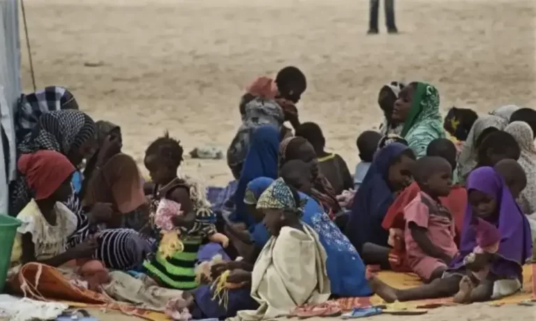 FOTOGRAFÍA. DAR ES-SALAM (TANZANIA), 18 DE SEPTIEMBRE DE 2015. Un grupo de niños juega enfrente de un Espacio Amigo de la Infancia instalado por Unicef en el campo de refugiados Dar es Salam. Los niños que han huido de Boko Haram llegan asustados y exhaustos a un campo de refugiados en la frontera entre Chad y Nigeria. Efe.