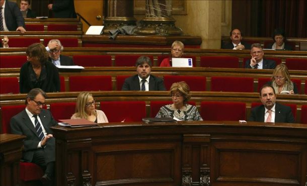 Fotografía, Artur Mas Gavarró (i), la ex-cepresidenta del gobierno catalán de UDC, Joana Ortega (c), y la consejera de Enseñanza, Irene Rigau (d)