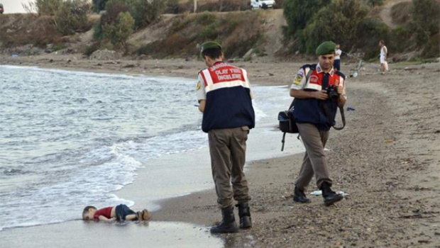 Fotografía de un niño sirio muerta en la playa, un drama de los refugiados en Europa y una foto que conmueve a cualquier ser humano