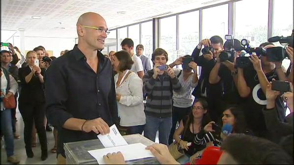 Ha votado el candidato de los separatistas excluyentes de Juntos Por El Sí, Raúl Romeva