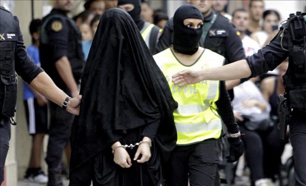 Imagen de la detención el pasado fin de semana de una joven de origen marroquí en Gandía (Valencia) . EFE