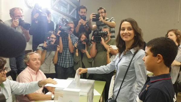 La candidata de Ciudadanos al 27s, Inés Arrimadas, votando