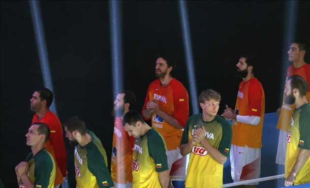 Los jugadores de España y Lituania antes de la final del Europeo 2015 que disputan en el estadio Pierre Mauroy de Lille (Francia). EFE