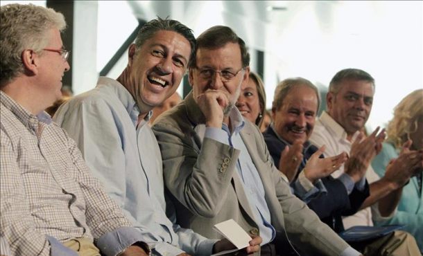 Mariano Rajoy (3i), junto al candidato del PPC, Xavier García Albiol (2i), y Jordi Cornet (i), Marisa Xandri (3d), José Ignacio Llorens (2d) y Joan Simeón (d), Efe