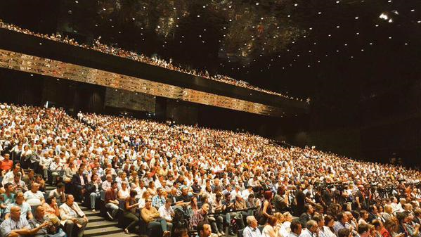 Miles de personas asistiendo al acto de campaña de Ciudadanos este último domingo de campaña del 27-s en Barcelona