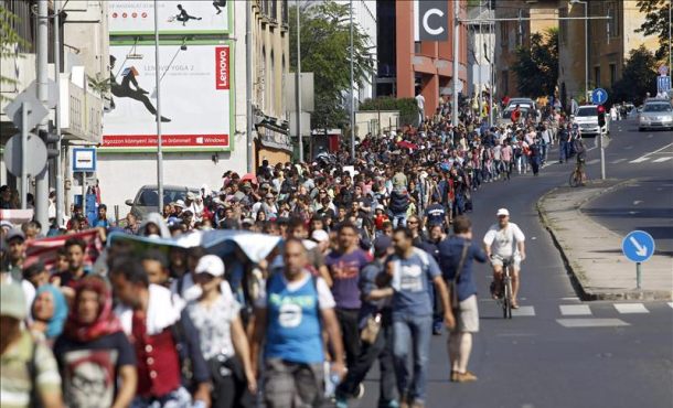 Refugiados cruzan el Elisabeth Bridge de Budapest. EFE