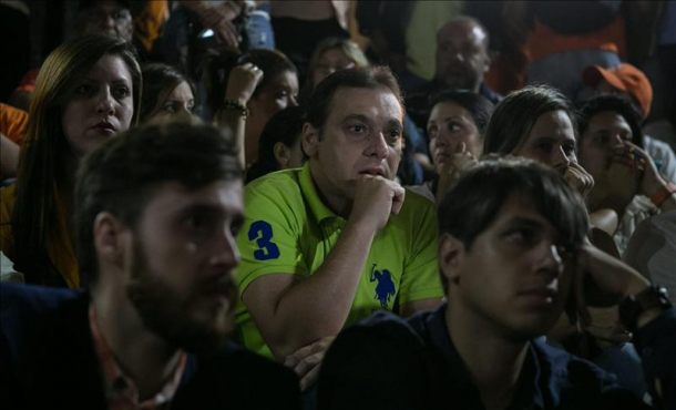 Seguidores del dirigente opositor Leopoldo López se concentran después que fuera condenado a 13 años y 9 meses de prisión, en la Plaza Bolívar de Chacao en Caracas (Venezuela). EFE