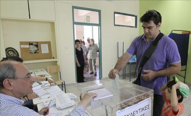 Un hombre vota en un colegio electoral en Atenas, Grecia. EFE