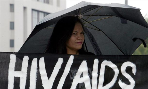 Una activista indonesia con paraguas durante una protesta contra la discriminación de las personas seropositivas en Yakarta, Indonesia. EFE Una activista indonesia con paraguas durante una protesta contra la discriminación de las personas seropositivas en Yakarta, Indonesia. EF