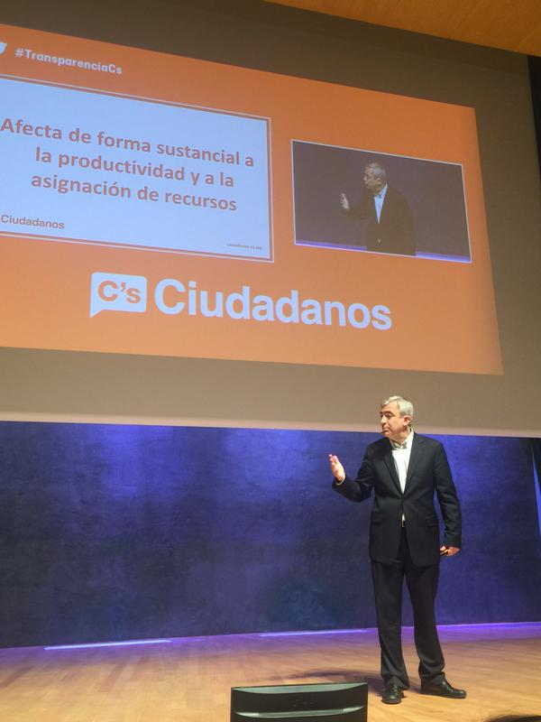 el economista de ciuadanos, Luis Garicano, explicando las propuestas económicas de Ciudadanos durante el acto. en directo barcelona.
