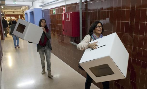 funcionarios y voluntarios víctimas del separatismo catalán con urnas del golpe separatista del pasado 9 de noviembre 2014. Efe
