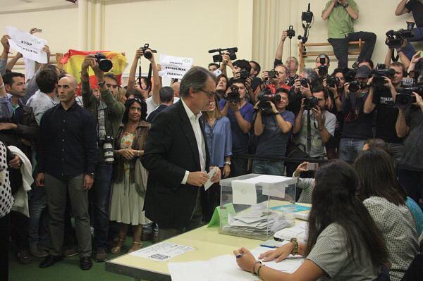 Banderas de España y carteles de VOX y irrumpen en la votación del separatista Artur Mas