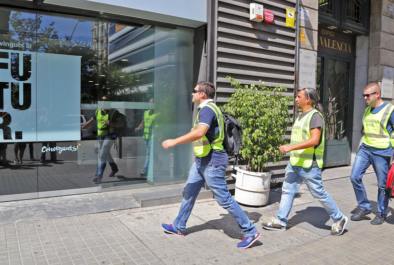 Barcelona. Escorcoll de la Guardia Civil a la seu de CDC. Convergència. 27S 1045#Joan Manuel Ramos Fernandez