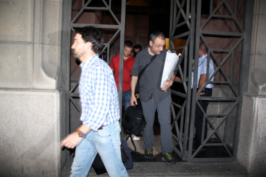 Agentes de la Guardia Civil saliendo del Ayuntamiento de Tarragona con documentaciones. Foto ACN
