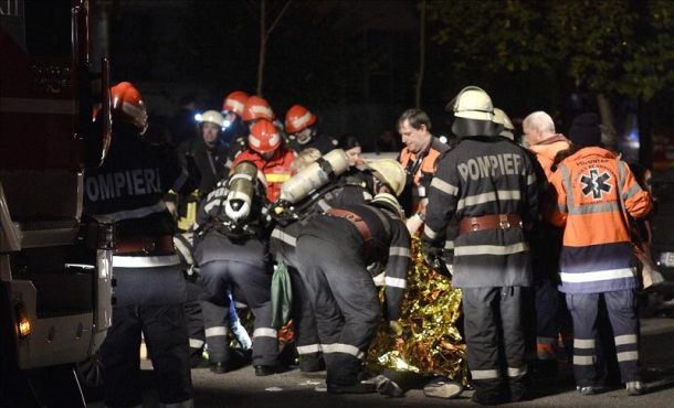 Bomberos en el lugar de la explosión en una discoteca en Bucarest, Rumania, en la que al menos 27 personas murieron y más de 60 resultaron heridos. EFE