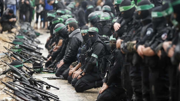 Combatientes armados de Hamas durante un desfile en Gaza (Reuters).