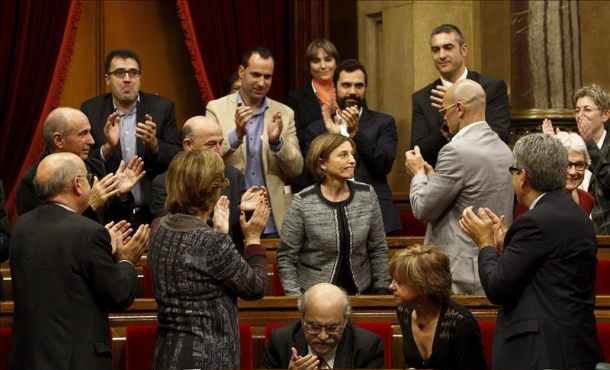 Diputados de Junts pel Sí y miembros del Govern en funciones, aplauden a la número dos de la candidatura de Junts pel Sí, Carme Forcadell (c), EFe