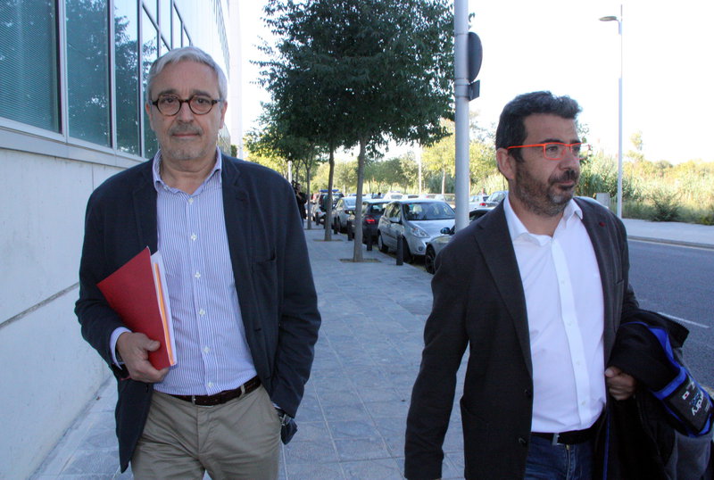 Pla obert de l'advocat de CDC, Xavier Melero, i el responsable de Règim Intern i Comunicació de CDC, Francesc Sánchez, sortint de la Comandància de la Guàrdia Civil de Tarragona, cap a la una del migdia del 22 d'octubre del 2015. (Horitzontal)