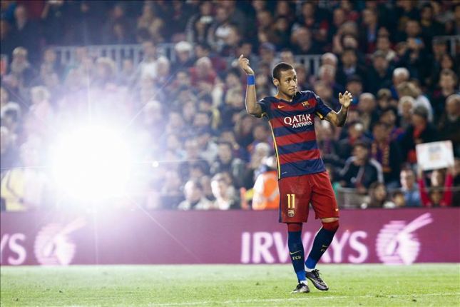 El delantero del FC Barcelona Neymar, tras marcar ante el Rayo Vallecano durante el partido de Liga en Primera División en el Nou Camp, en Barcelona. EFE