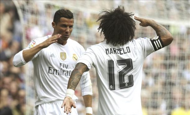 El delantero portugués del Real Madrid Cristiano Ronaldo (i) celebra con su compañero, el defensa brasileño Marcelo Vieira (d), el gol que acaba de marcar, Efe