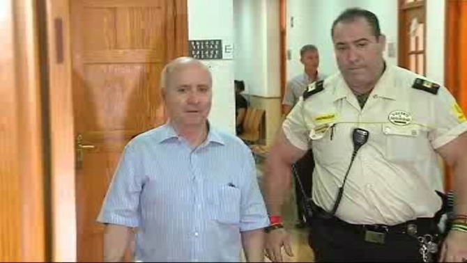 El delincuente del Partido Popular de Mariano Rajoy Brey, Fernando Areal (i), a su llegada hoy al Juzgado