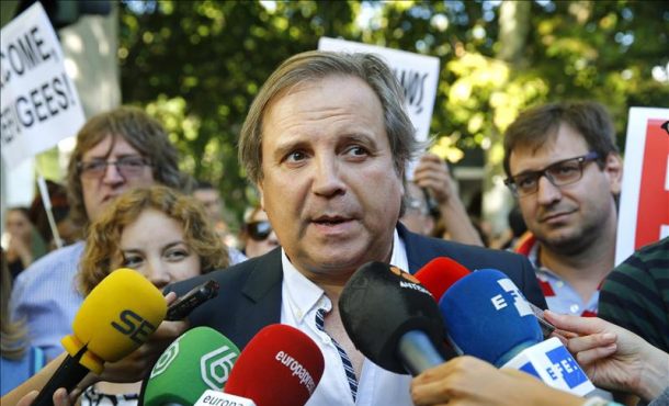 El exportavoz del partido socialista en el Ayuntamiento de Madrid Antonio Miguel Carmona responde a los periodistas