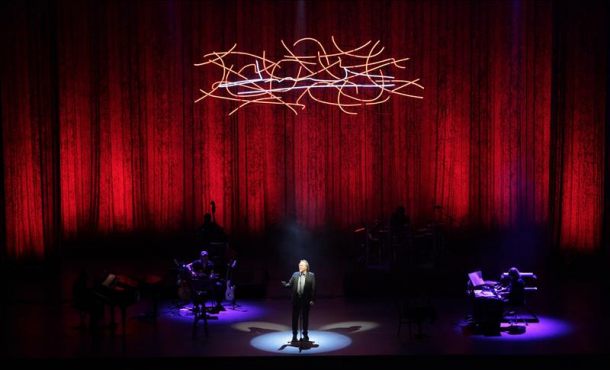 El músico español Joan Manuel Serrat durante su presentación en el Auditorio Nacional, en Ciudad de México, como parte de su gira por América